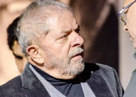 Lula se entrega a la polica para entrar en prisin