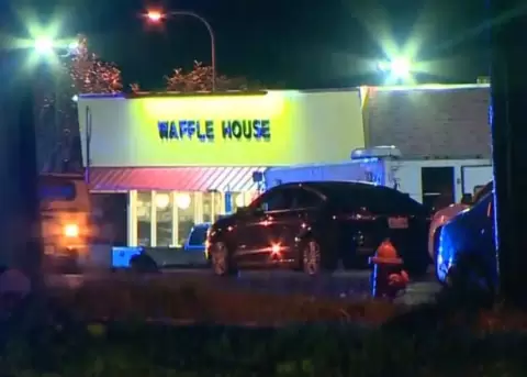 Tiroteo en sucursal de Waffle House deja muertos y heridos