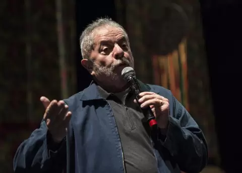 Senadores piden acabar con el aislamiento de Lula en prisin