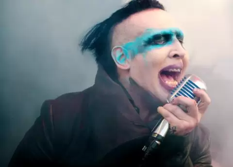 Marilyn Manson revela que orin en la comida de Korn.