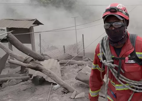 Aumento de actividad del Volcn de Fuego dificulta rescates en Guatemala