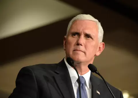 Vicepresidente EEUU Pence advierte a centroamericanos que emigren legalmente o no lo hagan