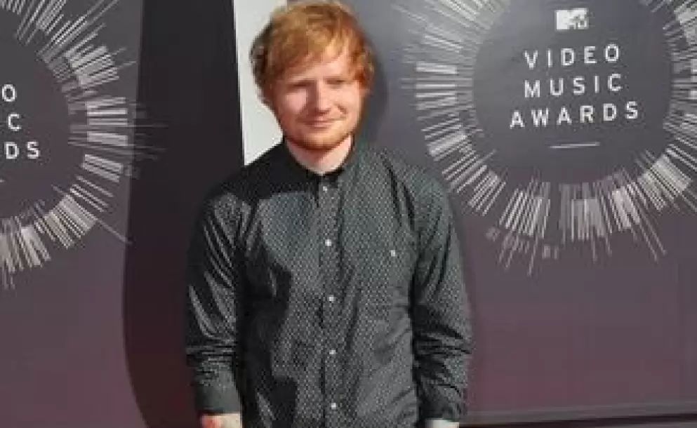 Ed Sheeran detiene dos veces un concierto para ir al bao