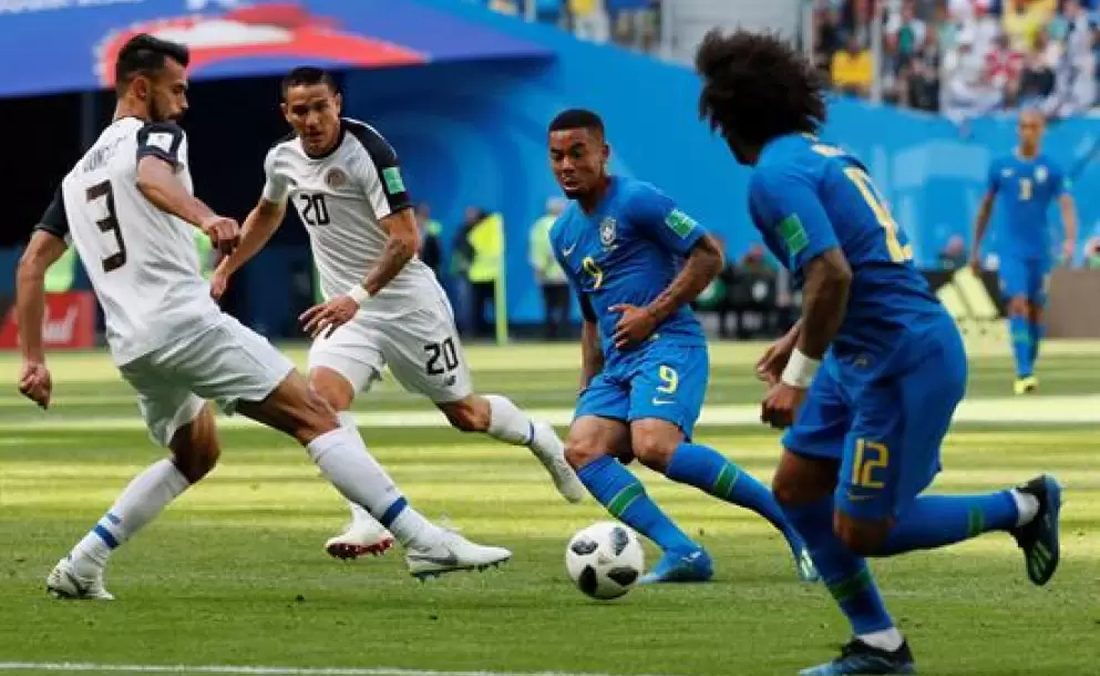 Brasil vence 2-0 a Costa Rica con goles sobre el final
