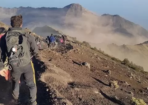 Indonesia: cientos de excursionistas quedan atrapados en un volcn tras sismo del domingo