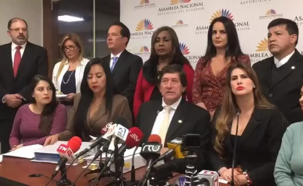 Asamblestas entregan a Contralora datos sobre vuelos de aviones presidenciales en gobierno de Rafael Correa