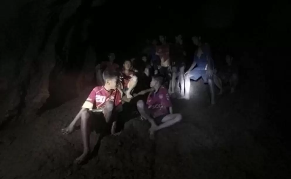 Carrera contrarreloj en Tailandia para evacuar a los niños atrapados en la cueva