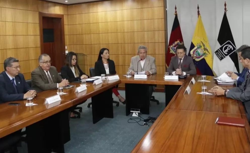 Contralora auditar gestin del CNE cesado
