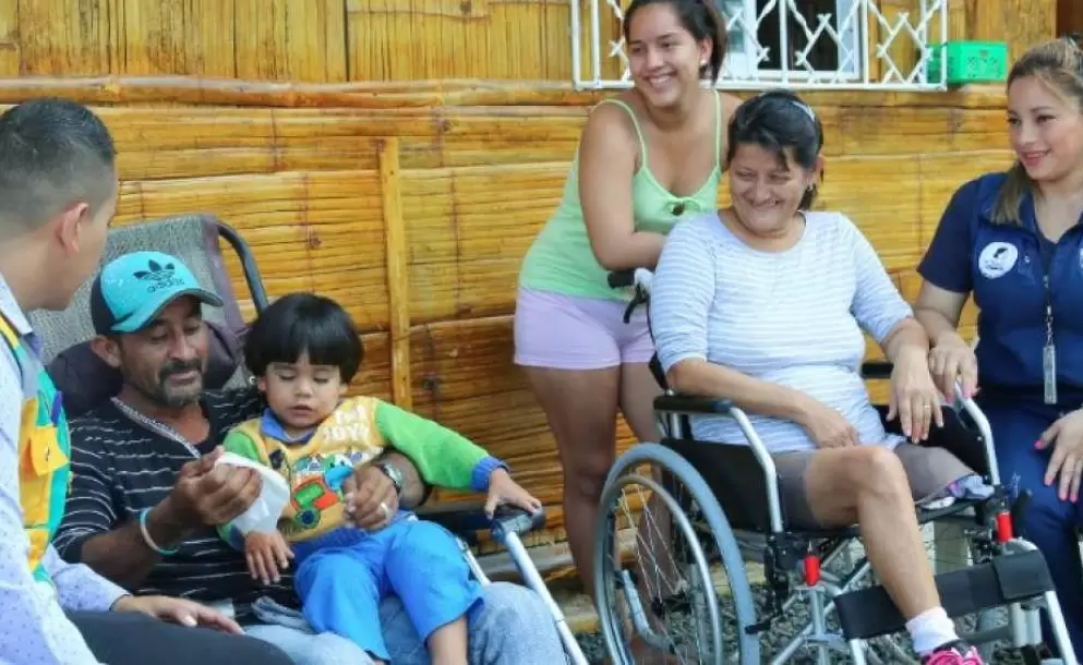 "Las Manuelas" entregaron ayudas técnicas a familias en Manabí