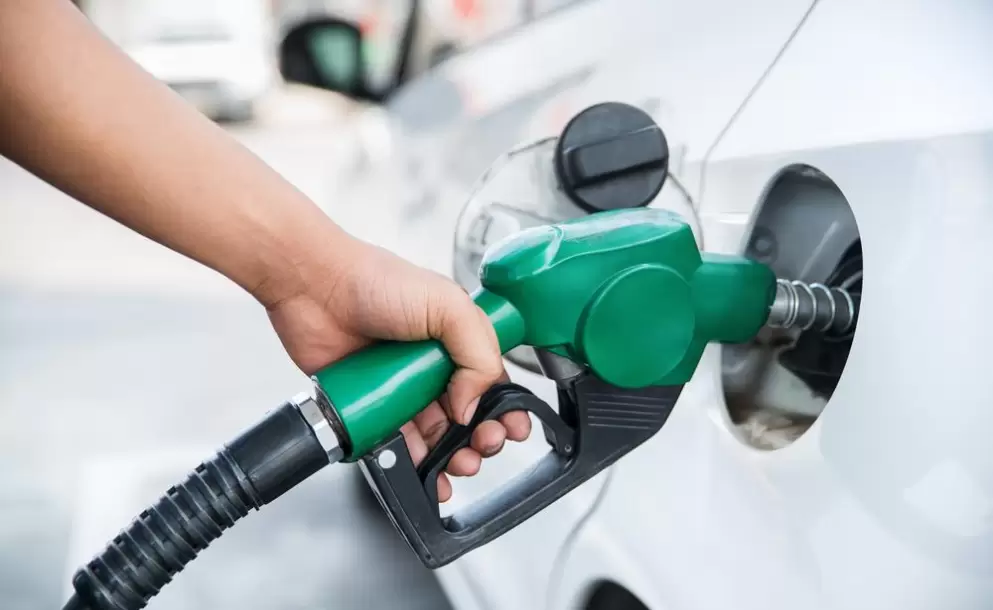 Encuesta dice que 73,8% de ecuatorianos rechaza subida de la gasolina "sper"