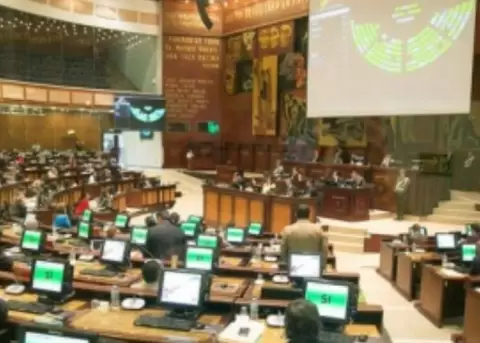 Asamblea anul condecoracin del cura Csar C. por casos de acoso sexual