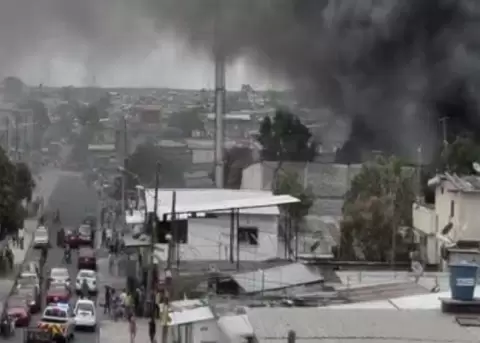 Treinta bomberos controlaron incendio en vivienda del sur de Guayaquil