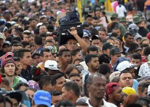 Per cierra la puerta a venezolanos sin pasaporte, pero miles alcanzan a entrar