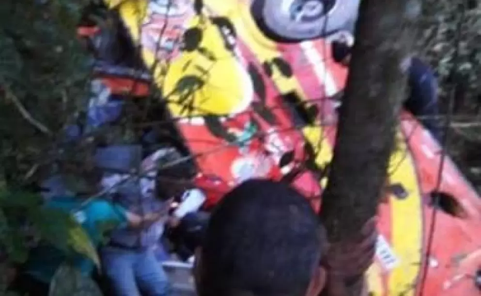 Bus de la cooperativa Nambija cayó a un barranco en la ruta Loja - Guayaquil