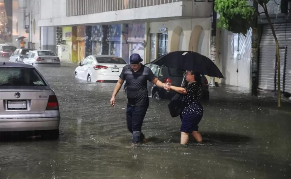 Huracán Rosa y tormenta Sergio surcan Pacífico mexicano favoreciendo lluvias