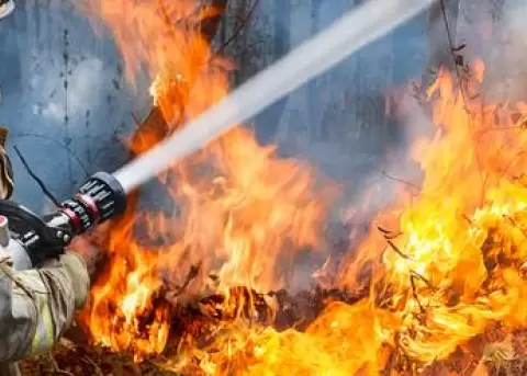 Bomberos atienden conatos de incendio en varios puntos de Quito