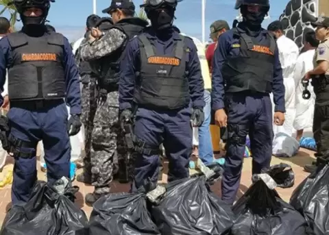 Embarcacin ecuatoriana transportaba 1,6 toneladas de droga