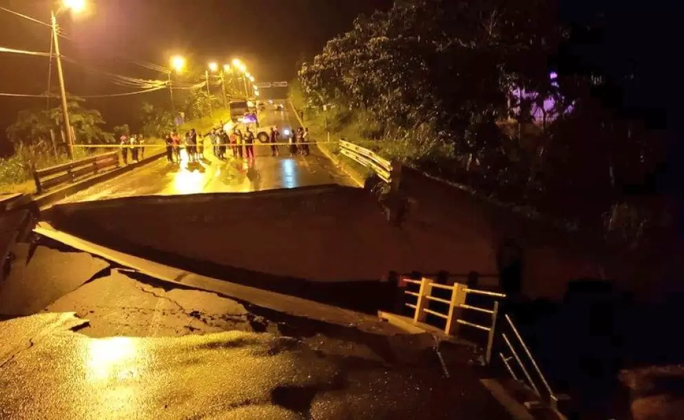 Un puente colaps en El Pangui, Zamora Chinchipe