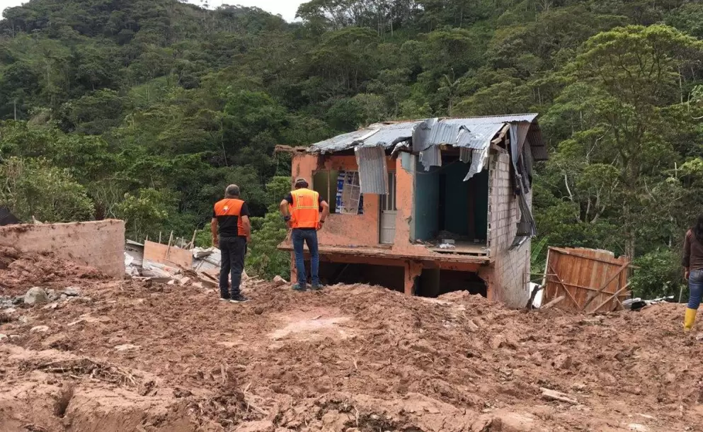 Tcnicos inspeccionan zona de deslizamiento en Limn Indanza