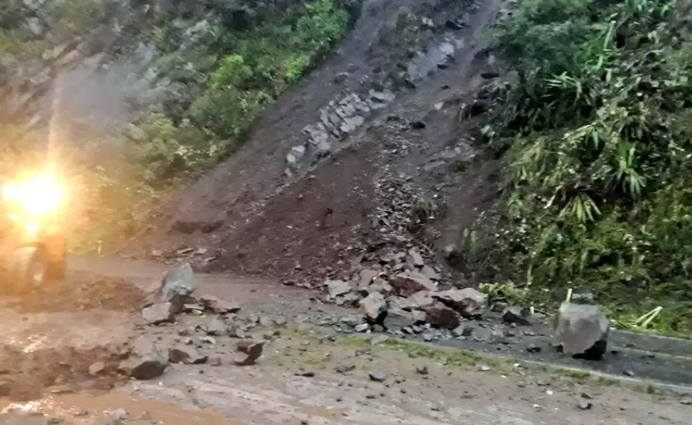 La va Alag - Santo Domingo se encuentra cerrada por un deslizamiento de tierra