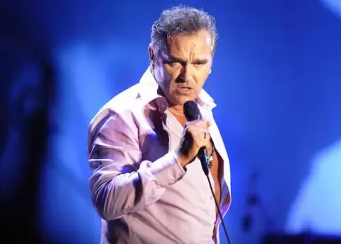 Morrissey es golpeado en el rostro por un fan durante un concierto