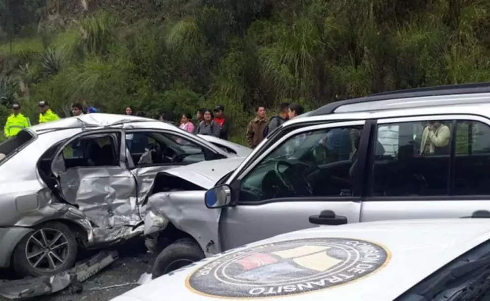 Triple choque en vía Cuenca-Gualaceo deja un muerto y 2 heridos