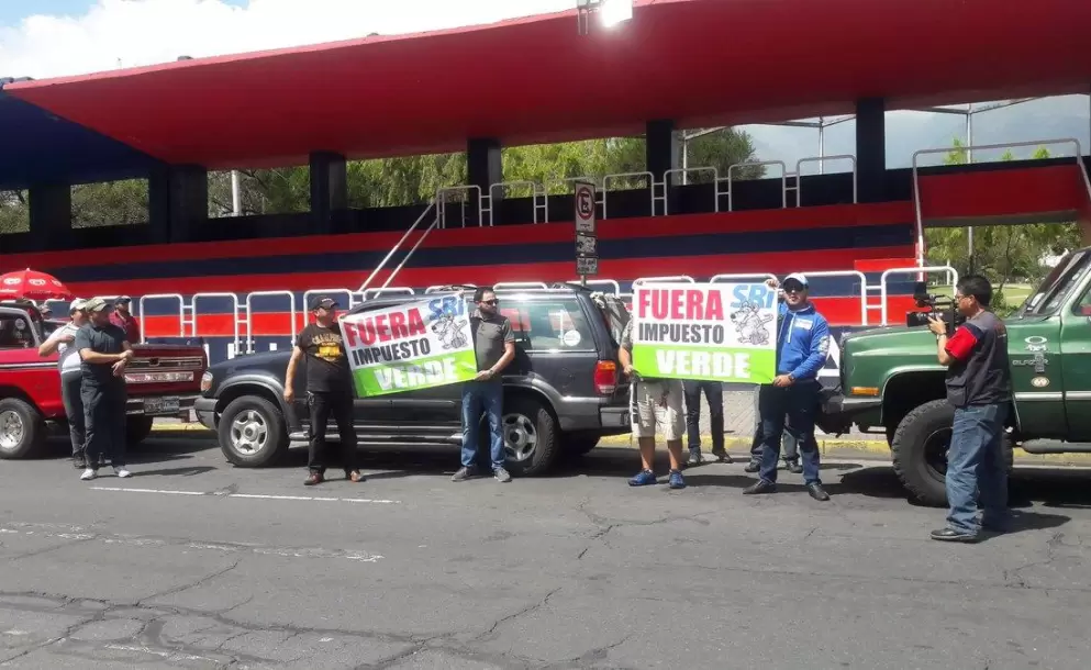 Los dueos de carros de alto cilindraje anuncian protesta nacional en contra del impuesto verde