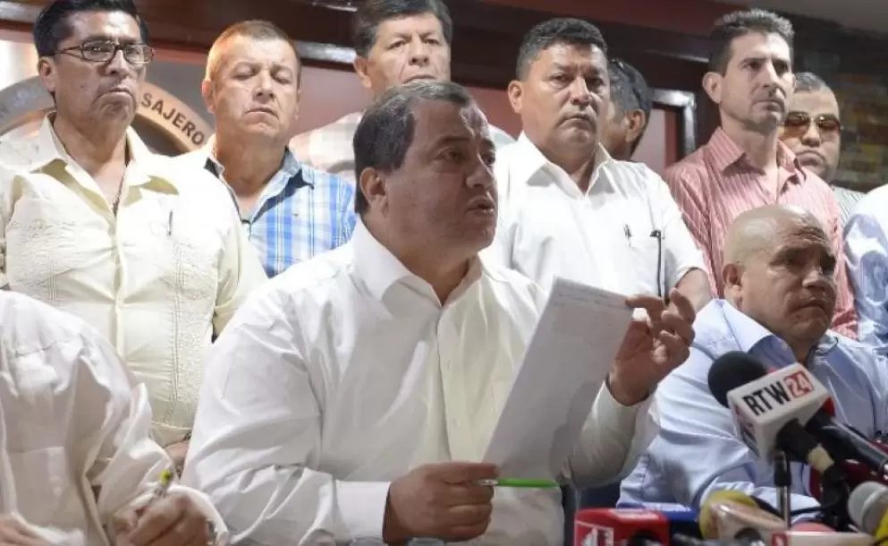 Transportistas advierten paralizarse si no se deroga el decreto de alza de combustibles