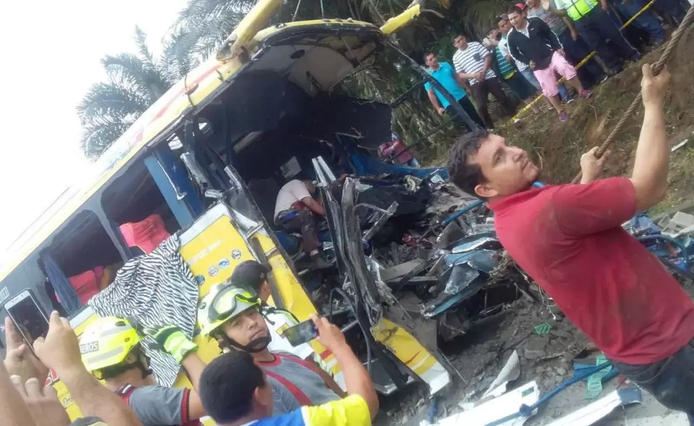 Colisin de un bus interprovincial y un triler deja cuatro muertos en La Concordia