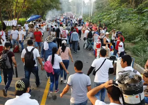 Muere una mujer en enfrentamiento con soldados venezolanos por ayuda internacional