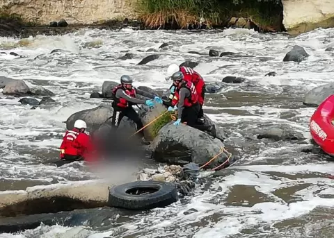 Bomberos buscan recuperar el cuerpo de una persona fallecida en el ro Guayllabamba