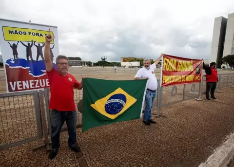 Suben a 6 los muertos tras las protestas en la frontera de Venezuela con Brasil