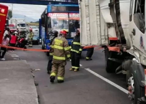 Seis personas heridas por un choque entre un bus y un camin