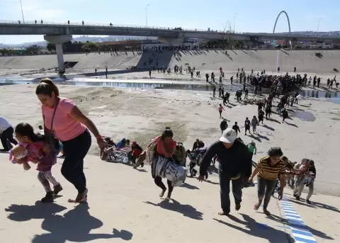 Donald Trump cumple su amenaza y ordena suspender toda la ayuda al Tringulo Norte