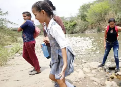 Escolares venezolanos pasan frontera con Colombia para ir a clases en Ccuta