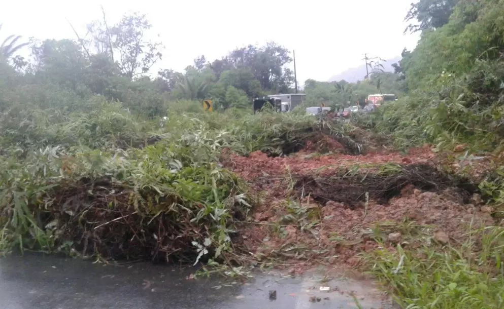 Un derrumbe cerr parcialmente la carretera San Lorenzo - Ibarra