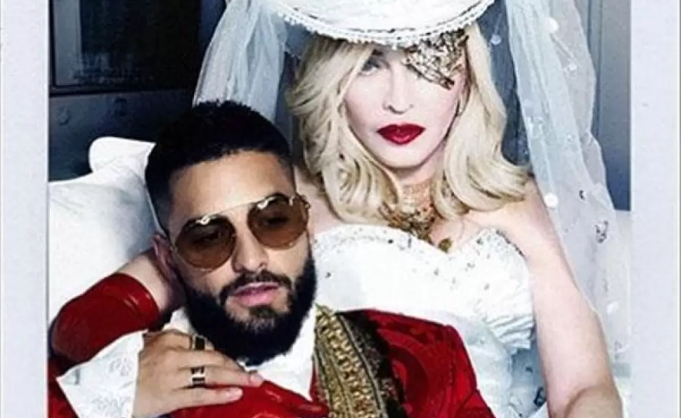 Madonna le lame los pies a Maluma en el nuevo video