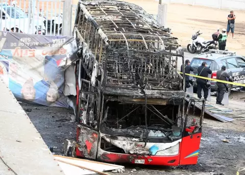 La Fiscal�a de Per� confirma 17 fallecidos por incendio de autob�s en Lima