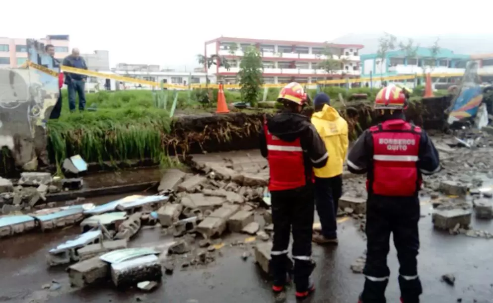 Un colector colaps y un muro se desmoron por las lluvias en el sur de Quito