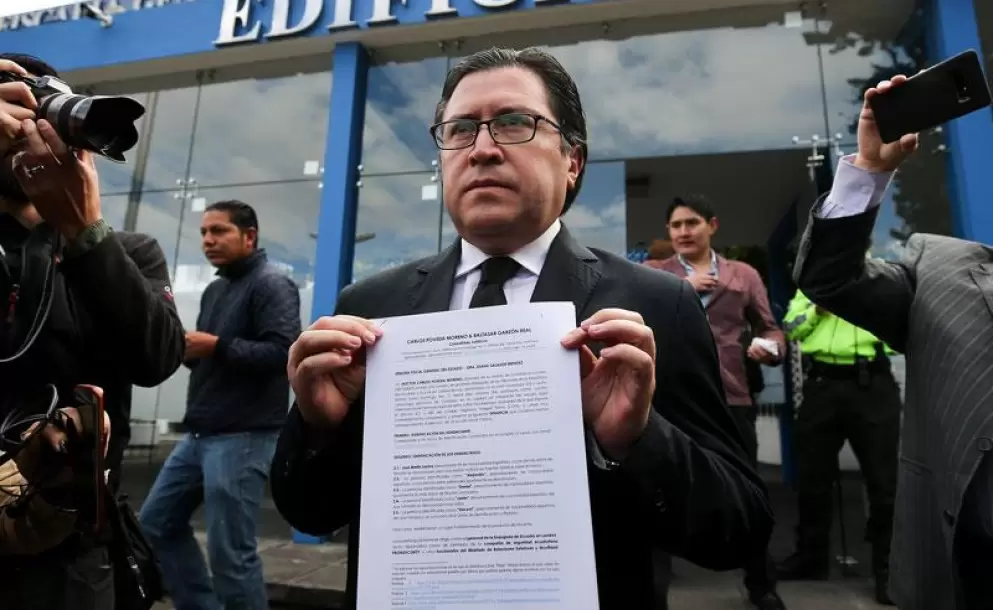 Defensa de Assange presentó denuncia por espionaje ante la Fiscalía de Ecuador