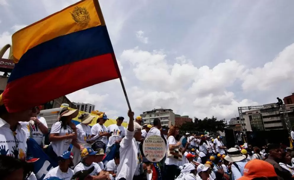 Detienen al primero de diez diputados acusados por alzamiento contra Maduro
