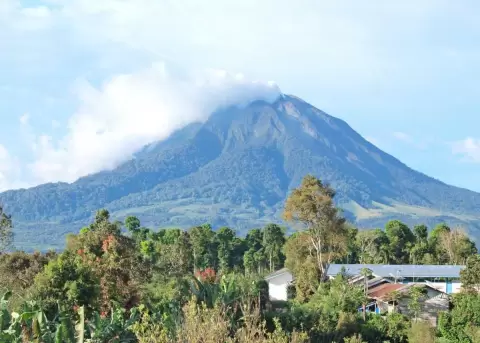 Sinabung expulsa una columna de ceniza de 2.000 metros