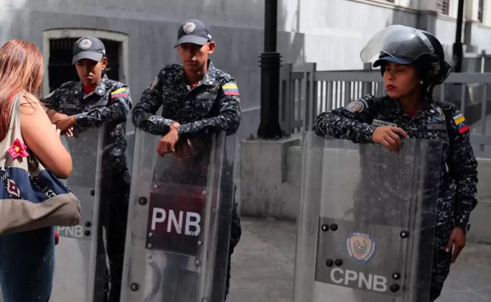 Fuerte presencia policial en la Asamblea venezolana por presunta alerta de bomba