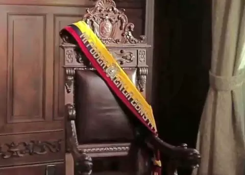 Colectivo tiene las firmas para eliminaci�n de pensiones vitalicias a exmandatarios