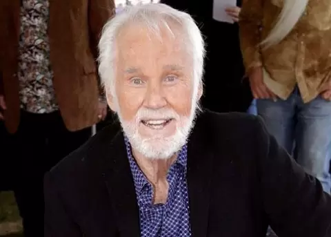 Hospitalizan a Kenny Rogers en Estados Unidos
