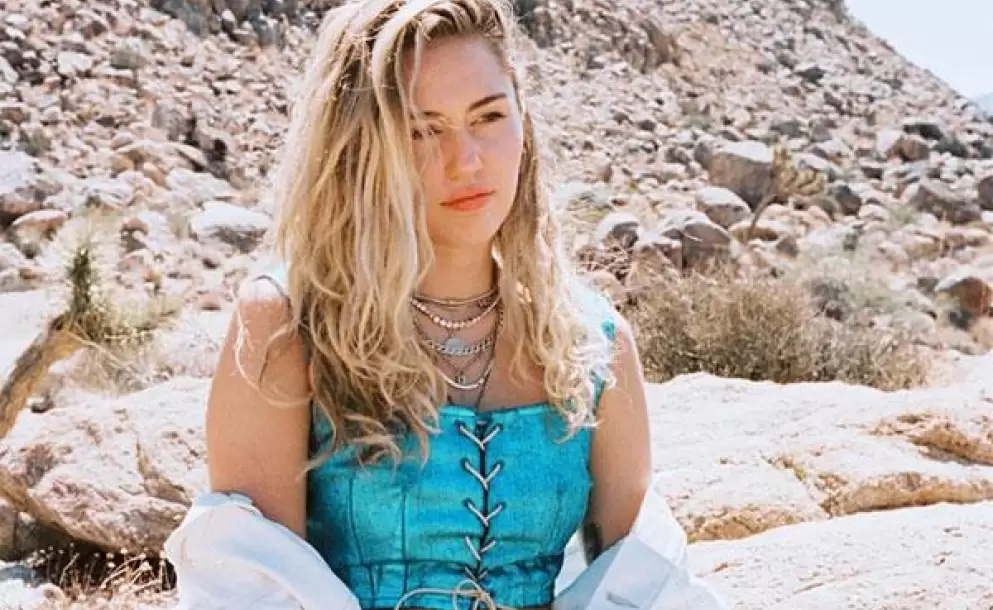 Miley Cyrus reacciona tras ser acosada por un fan en Barcelona