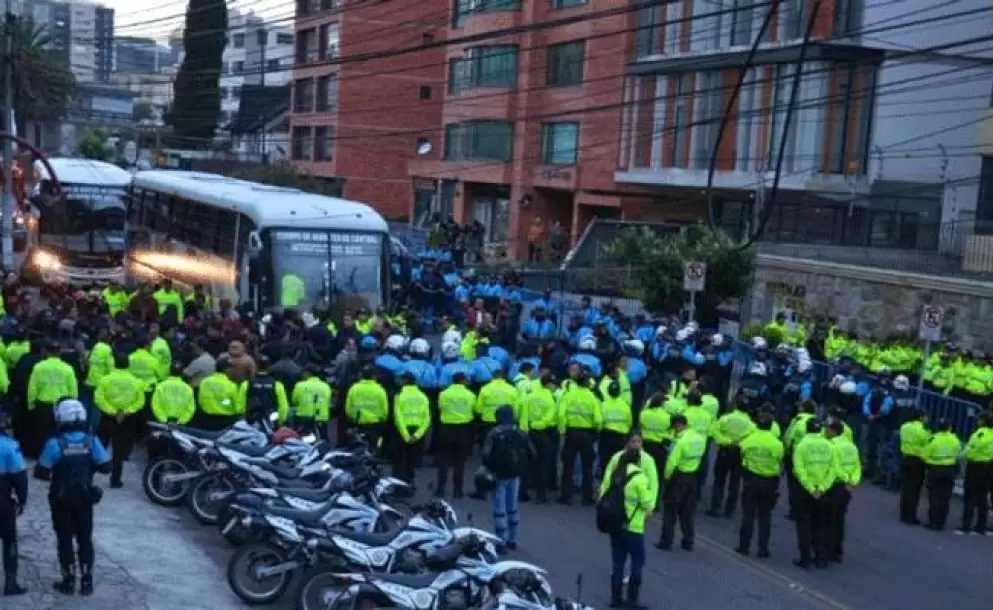 Ejecutan operativo de desalojo en los exteriores del Acnur, en Quito