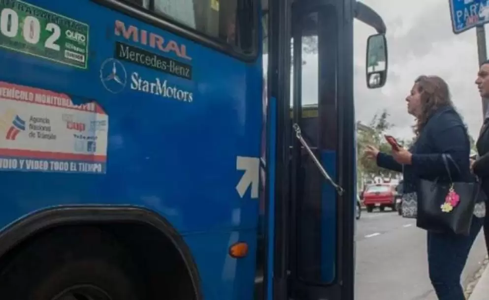Transportistas piden alza inmediata de pasajes en Quito