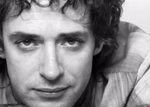 Enorme mural de Gustavo Cerati aparece en las calles de Santiago a vsperas de su cumpleaos 60