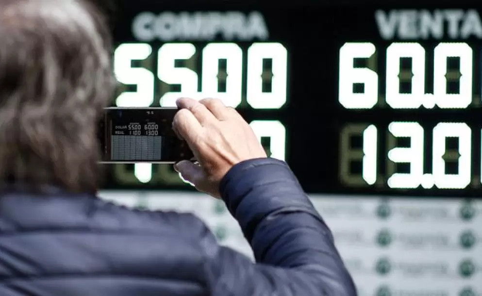 El valor del peso argentino se desploma tras derrota de Macri en primarias